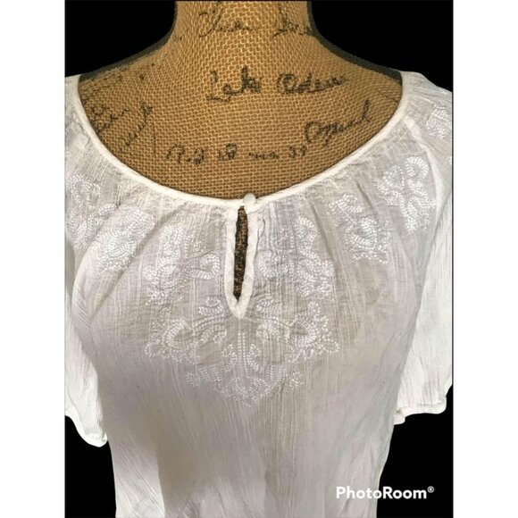 🌸3/$15🌸White Wide Neck Embroidered Peasant Blouse Short Sleeve Small - Picture 1 of 4